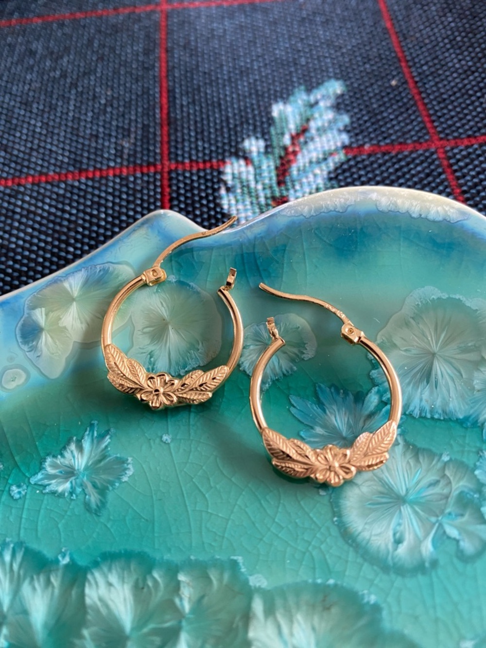 Authentic 10K Yellow Gold Textured Floral Hoop Earrings Saddleback Clasp